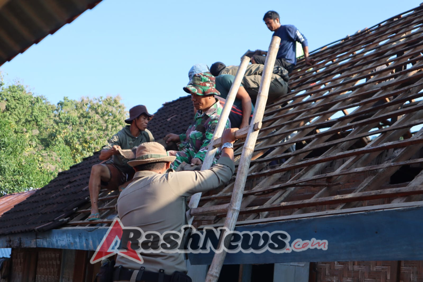 Terik Matahari Tak Surutkan Langkah Satgas TMMD Bangun Infrastruktur Desa Kalabeso