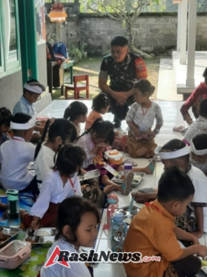 Komitmen Sukseskan Program Pemerintah, Babinsa Koramil Klungkung Kawal Distribusi Program Makan Bergizi Gratis Di Desa Manduang