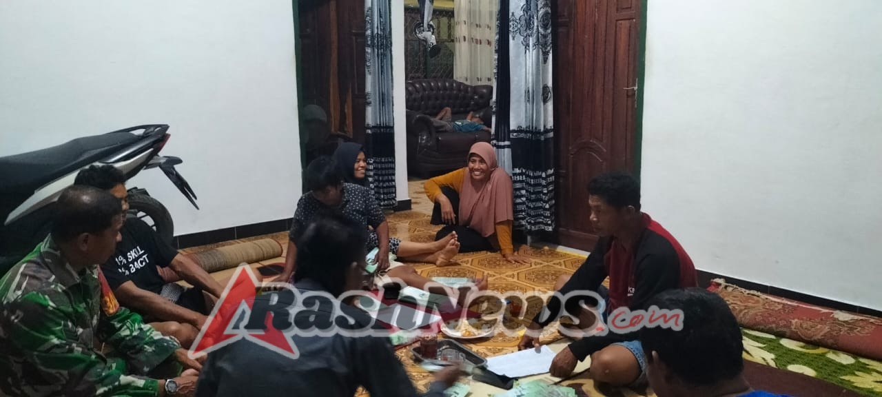 Tingkatkan Komsos, Babinsa Ranggo Hadiri Persiapan Hajatan Warga