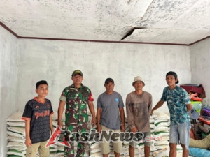 Babinsa  Koramil 1614-06 Manggelewa Kawal Distribusi 6 Ton Beras Bantuan di Kwangko