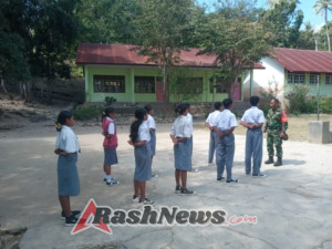 Babinsa Koramil 1618-01/Miotim Latih PBB di SMA Trinitas untuk Seleksi Paskibraka Tingkat Kecamatan