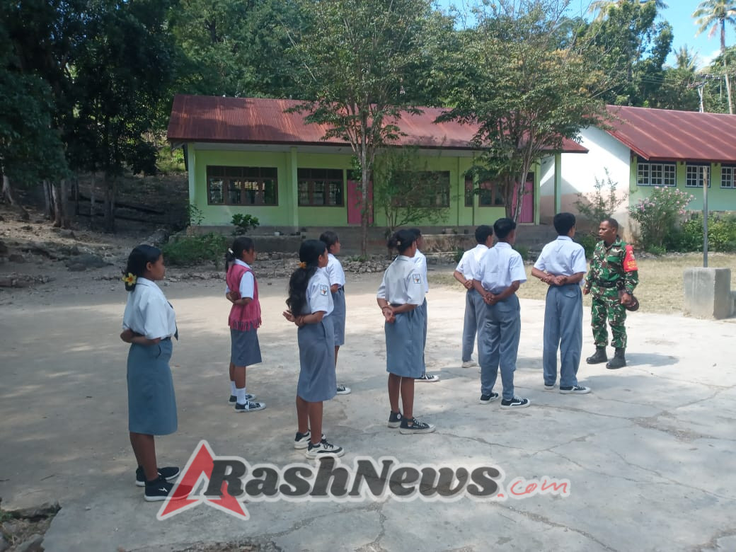 Babinsa Koramil 1618-01/Miotim Latih PBB di SMA Trinitas untuk Seleksi Paskibraka Tingkat Kecamatan