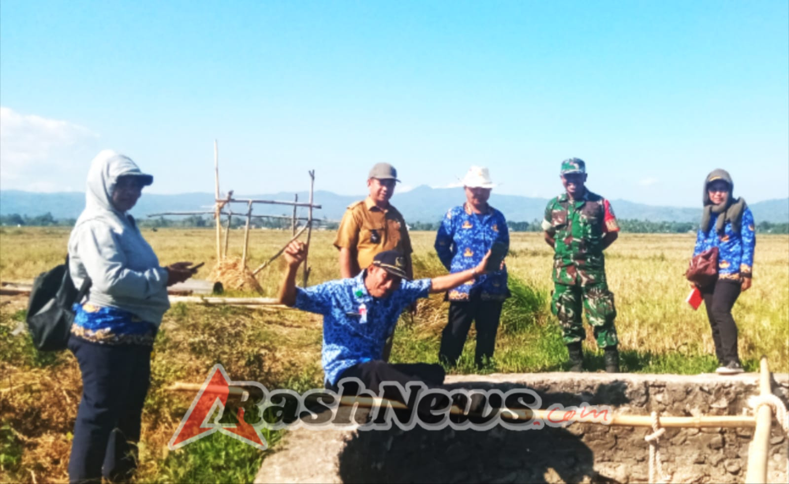 Babinsa Koramil 1618-05/Biut Kawal Pemanfaatan Mata Air untuk Lahan Pertanian di TTU