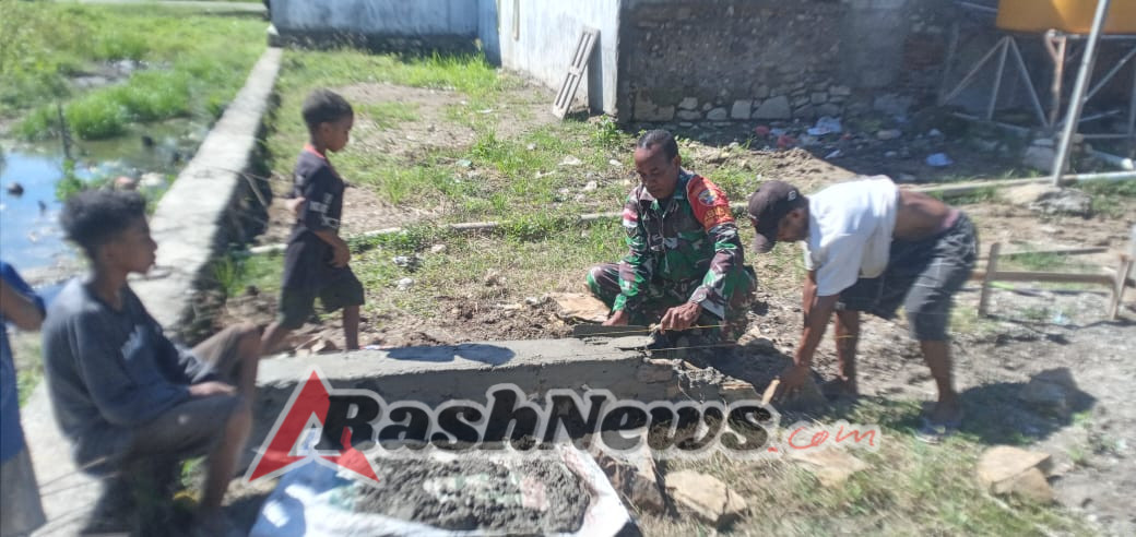 Anggota Koramil 1618-06/Bian Laksanakan Kerja Bakti Bangun Pondasi Rumah Warga di Desa Kotafoun