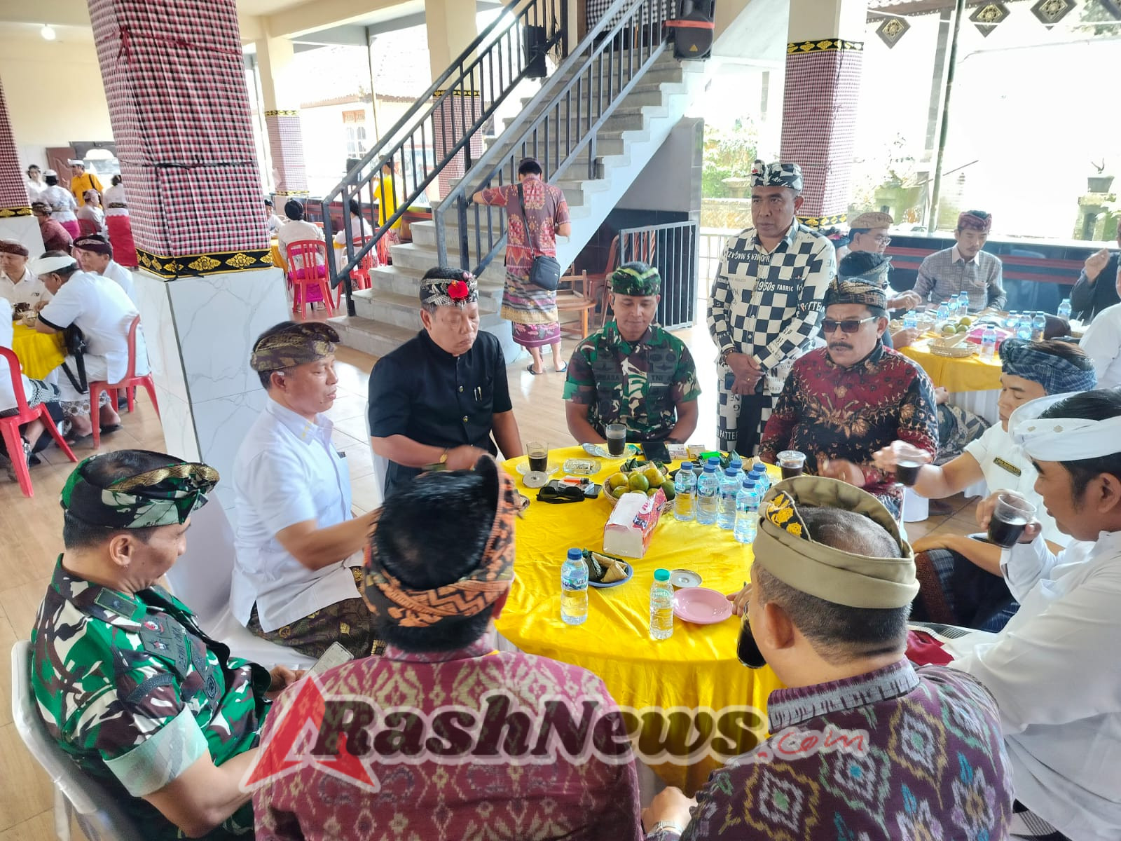 Bersama wakil Bupati, Dandim 1623/KARANGASEM – Mempererat tali silaturahmi dengan Masyarakat, Dandim 1623/Karangasem Letkol Inf Gurubasa Samosir menghadiri undangan upacara pitra yadnya (Ngeroras Semeton Pasek) di Balai Banjar Wates Tengah, Desa Duda Timur, Kec.Selat, Kab.Karangasem pada Kamis (24/07/25)  Kehadiran Dandim 1623/Karangasem Letkol Inf Gurbasa Samosir merupakan sebagai bentuk dukungan dan penghormatan terhadap adat dan budaya di bali dan khususya di Desa Duda Timur, Kec.Selat.  Tidak hanya itu, kehadiran Dandim juga merupakan suatu upaya untuk mempererat hubungan antara TNI dan masyarakat dalam menjaga nilai-nilai kearifan lokal.  Usai menghadiri upacara pitra yadnya, Dandim 1623/Karangasem menyampaikan “kami sangat mendukung kegiatan-kegiatan adat dan budaya seperti ini, karena kegiatan ini merupakan warisan leluhur yang harus di jaga dan di lestarikan” ujarnya.Karangasem menghadiri uapacara Pitra yadnya.