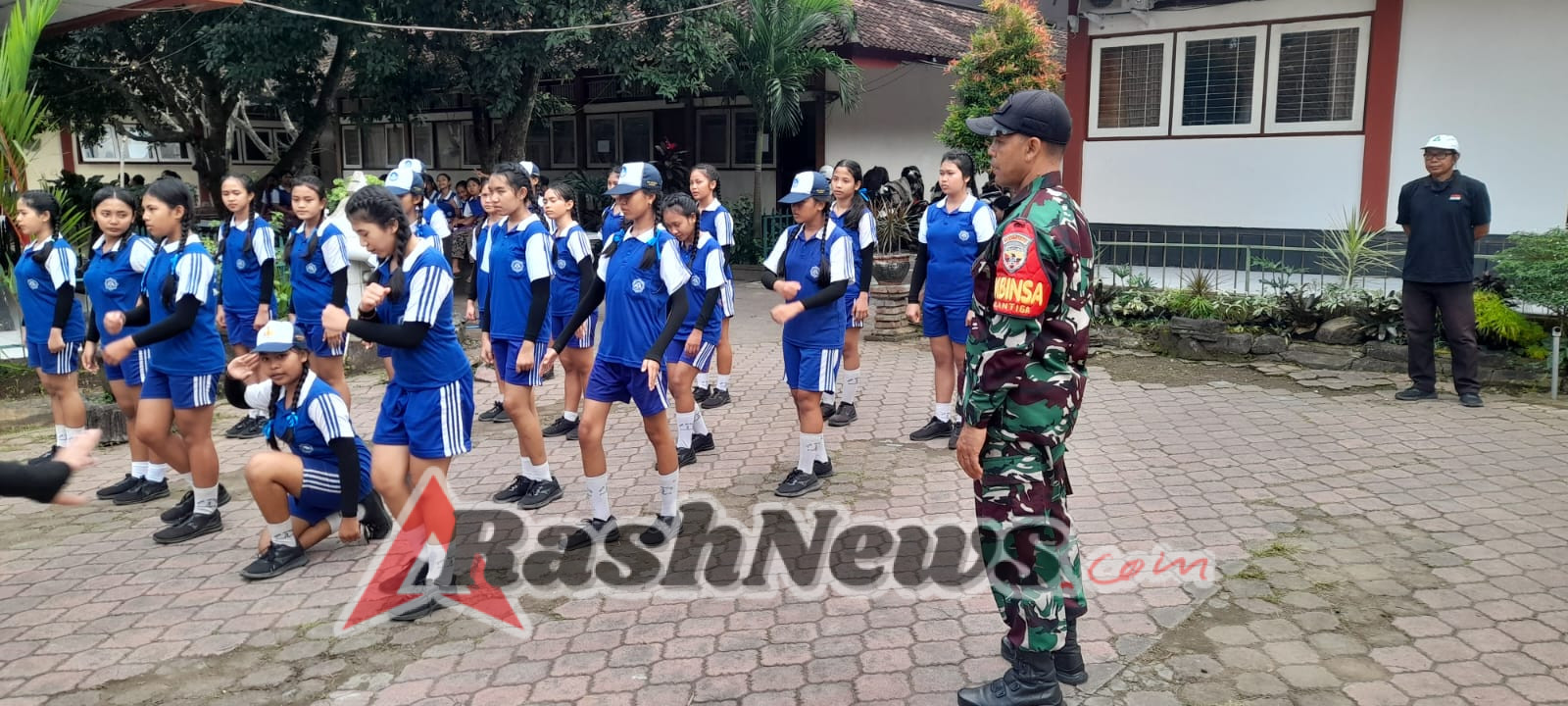 Babinsa Desa Antiga berikan pelatihan PBB di SMPN 3 Manggis.