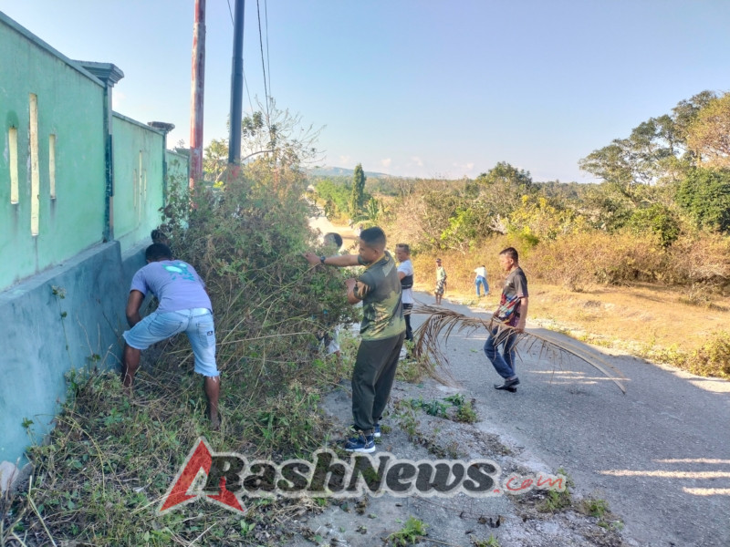 Jaga Lingkungan Tetap Bersih Anggota Kodim 1627/Rote Ndao Bersama Warga Gotong Royong
