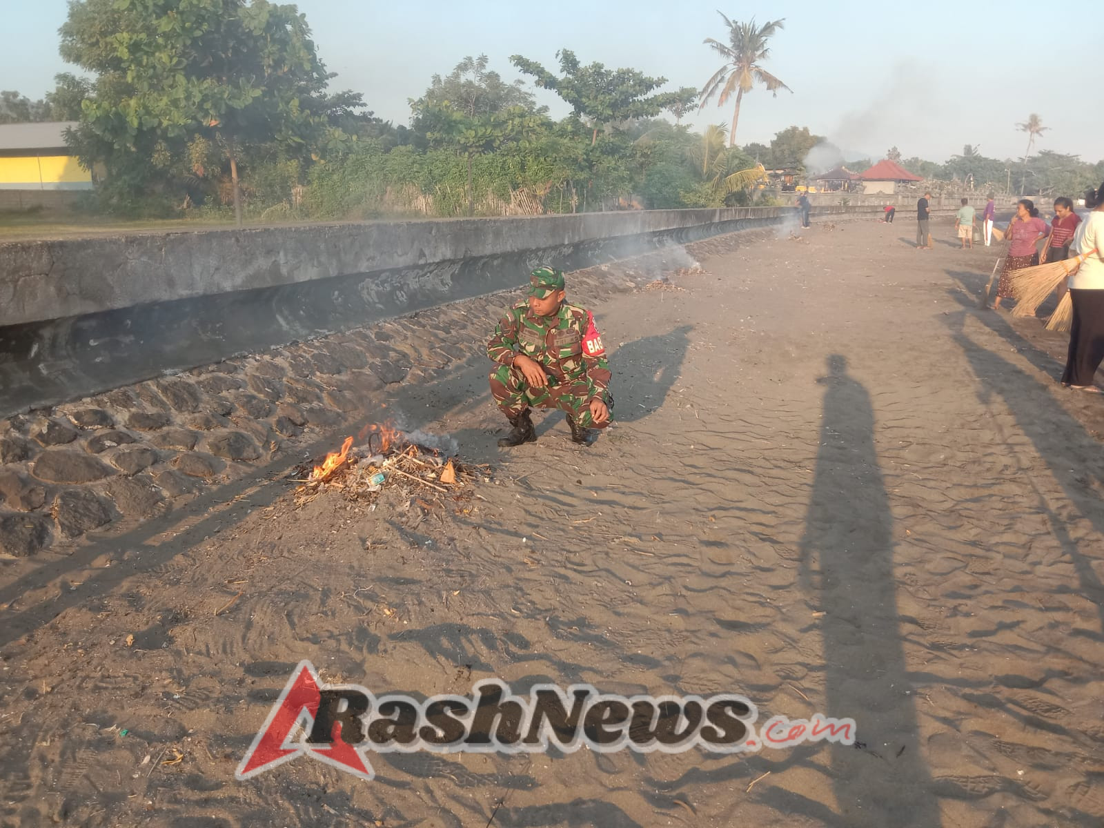 Sinergi TNI dan Warga, Babinsa Temukus Gencarkan Gerakan Bersih Pantai Labuhan Aji