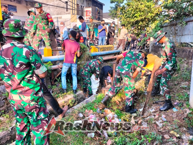 Koramil 01 Rasanae Jadi Motor Pembersihan Bahu Jalan Demi Kota Bima yang Bersih dan Sehat
