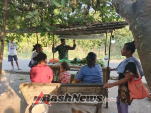 TNI AD Selalu Hadir: Babinsa Maurole Ciptakan Rasa Aman Lewat Pengamanan dan Komsos