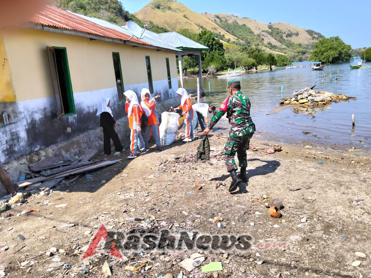 Sinergi untuk Lingkungan! Babinsa Koramil 1612-02/Komodo Terlibat Aktif dalam Pelatihan Kebersihan Desa Wisata