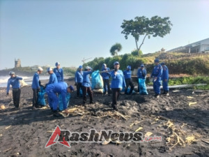 Sat Polairud Polres Tabanan Bersinergi dengan Yayasan Fourocean Bersihkan Pantai Nyanyi dari Sampah Non-Organik