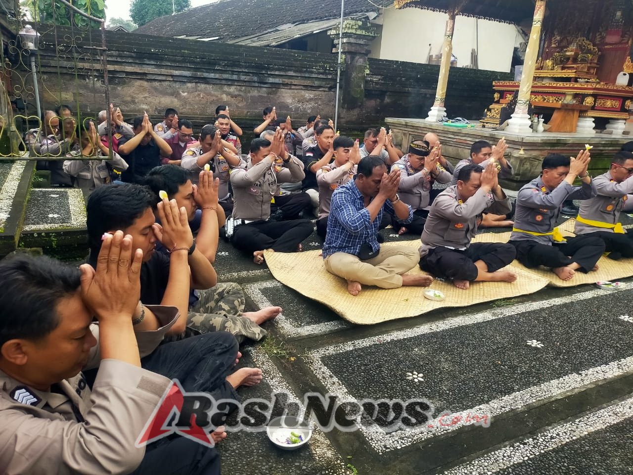 Hari Tilem Sasih Kasa, Personil Polsek Ubud Laksanakan Persembahyangan Bersama