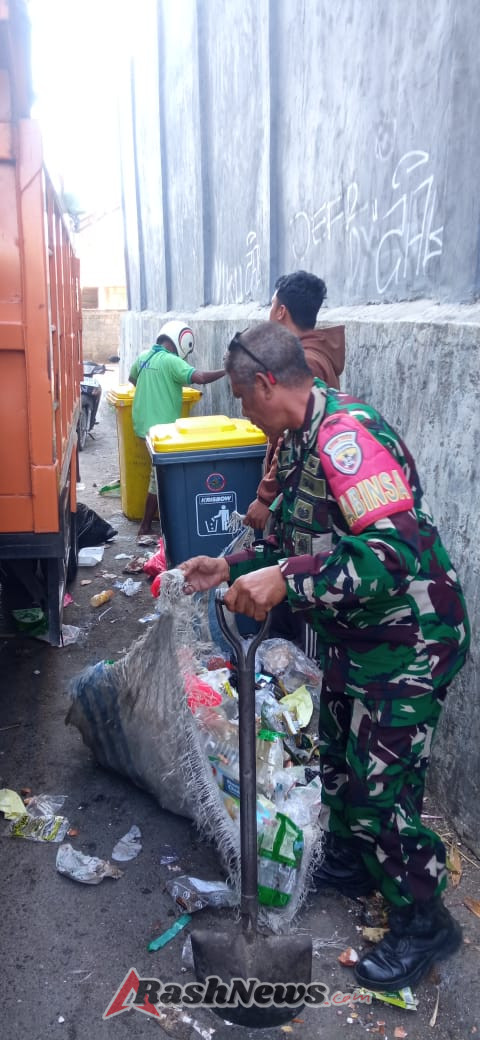 Kolaborasi Babinsa dan Petugas Kota Bersihkan Sampah Lingkungan