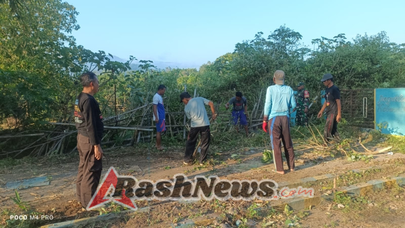 Babinsa Kalimango Serda Evendi Bersama Warga Dusun Pok Karang Sawo Gelar Gotong Royong Jum’at Bersih