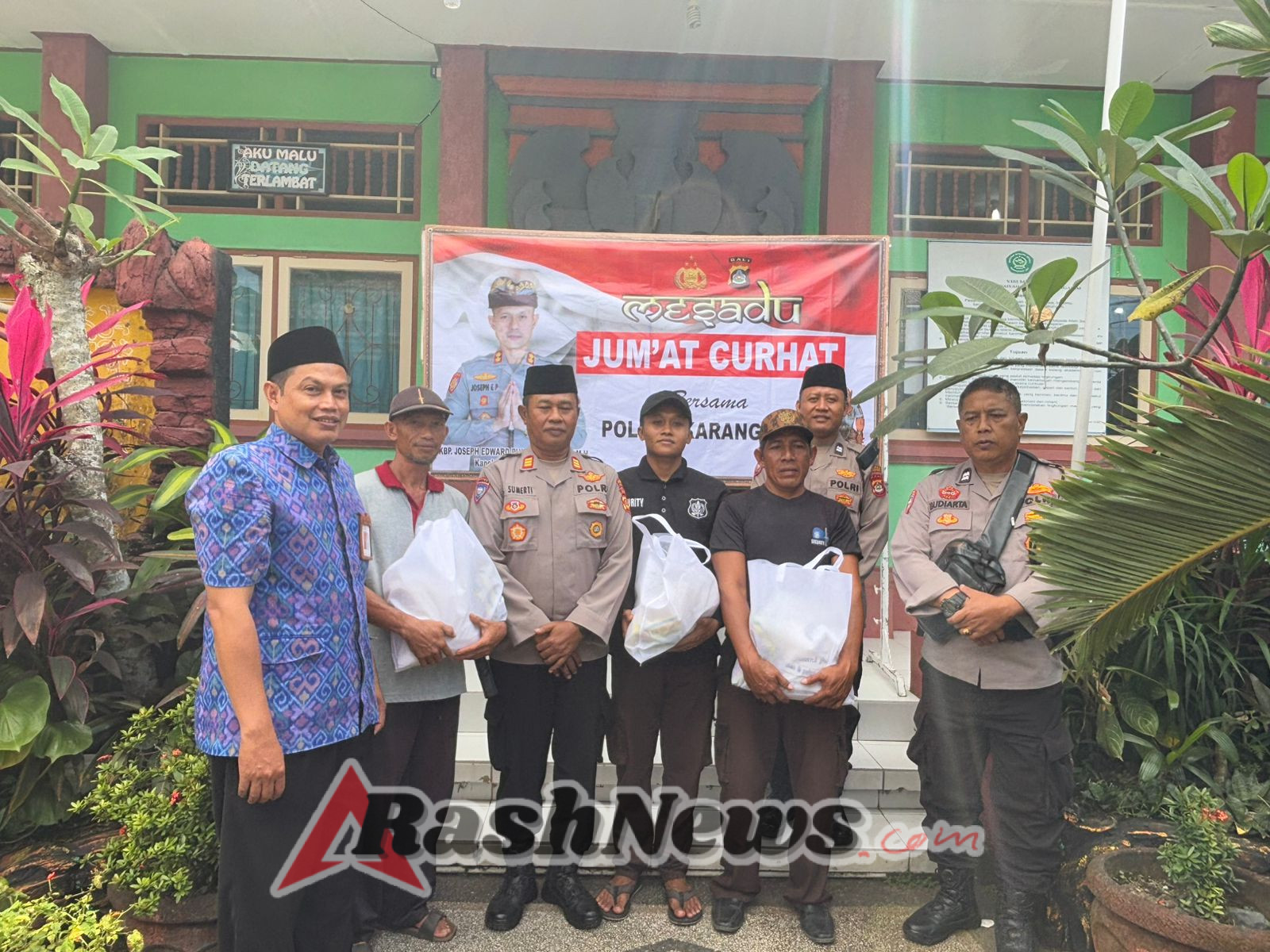 Kasat Binmas mewakili Kapolres Karangasem melaksanakan Program Jumat Curhat di MIN 1 Karangasem