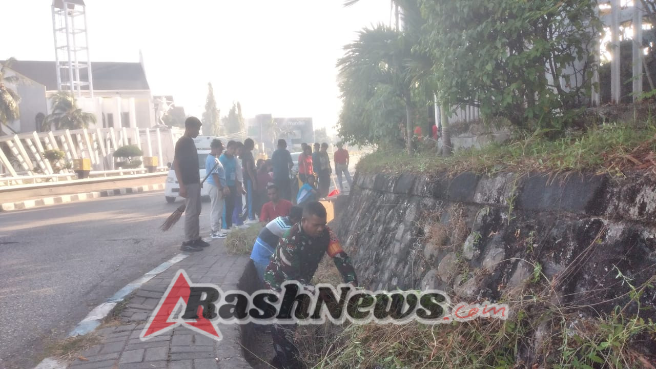 Sinergi Babinsa, ASN, dan Siswa Magang Bersihkan Trotoar