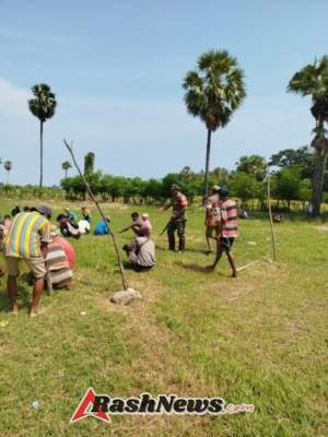 Babinsa Kolabe Koramil Naikliu Turun Langsung Bantu Warga