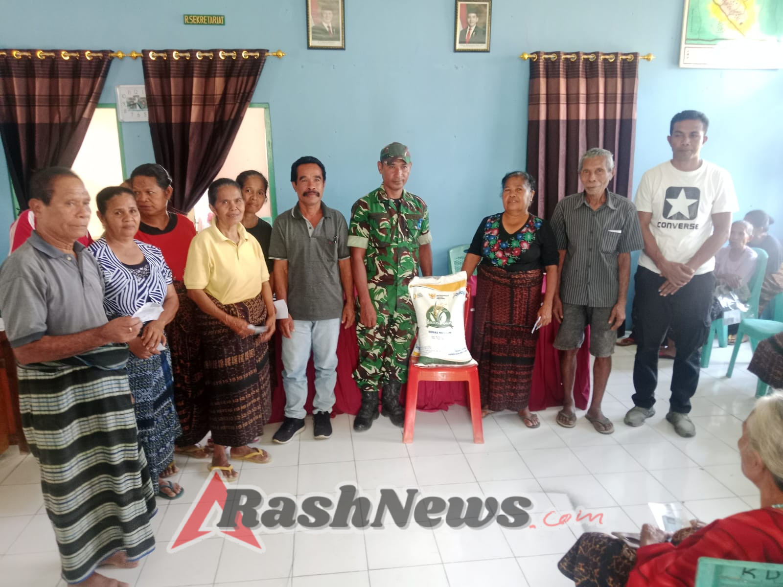 Babinsa Koramil 1602-01/Ende Hadir Langsung Saat Warga Terima Bantuan Pangan Cadangan