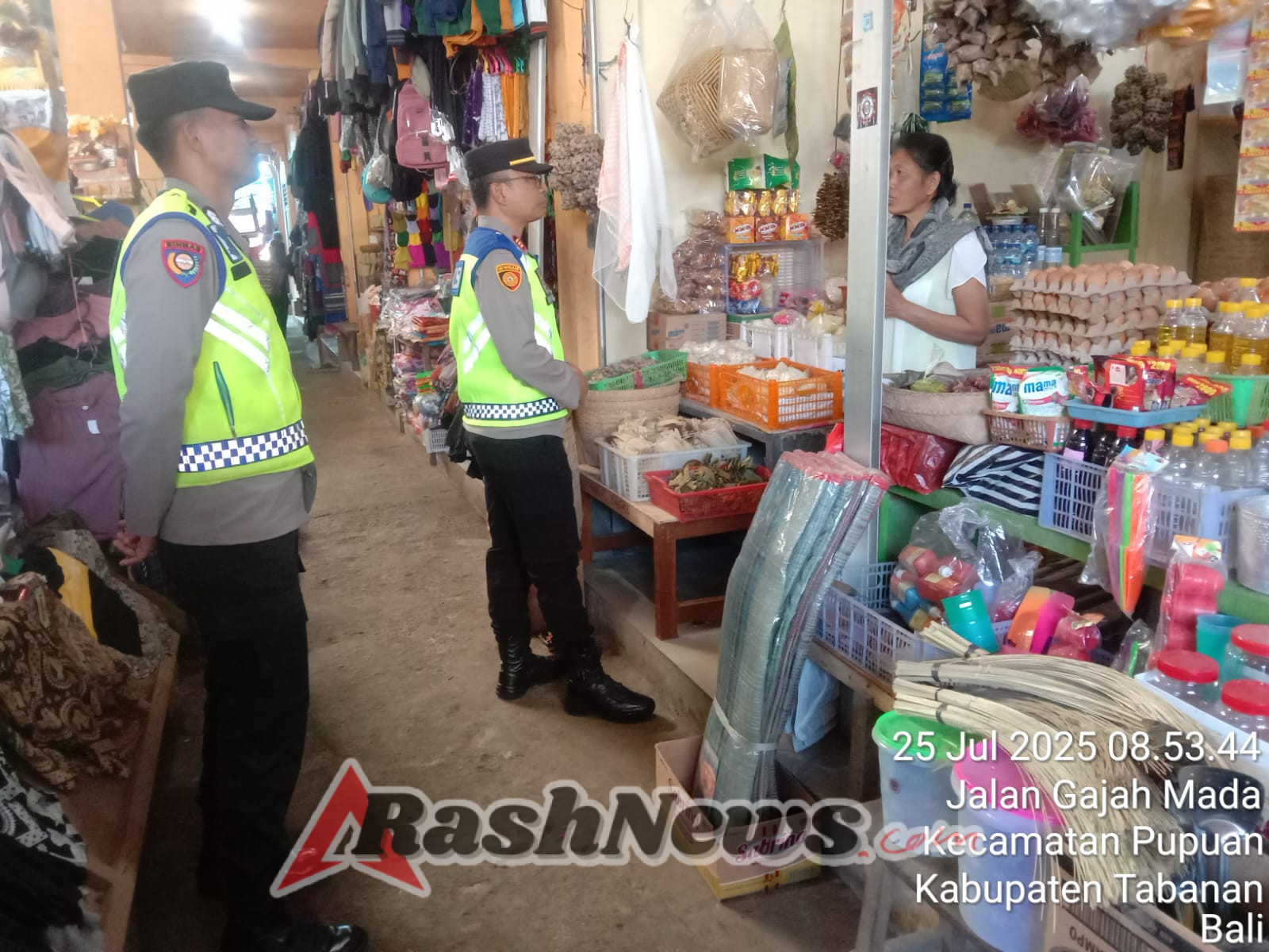 Polsek Pupuan Laksanakan Patroli Dialogis di Pasar Pupuan, Pastikan Stabilitas Harga dan Keamanan Warga