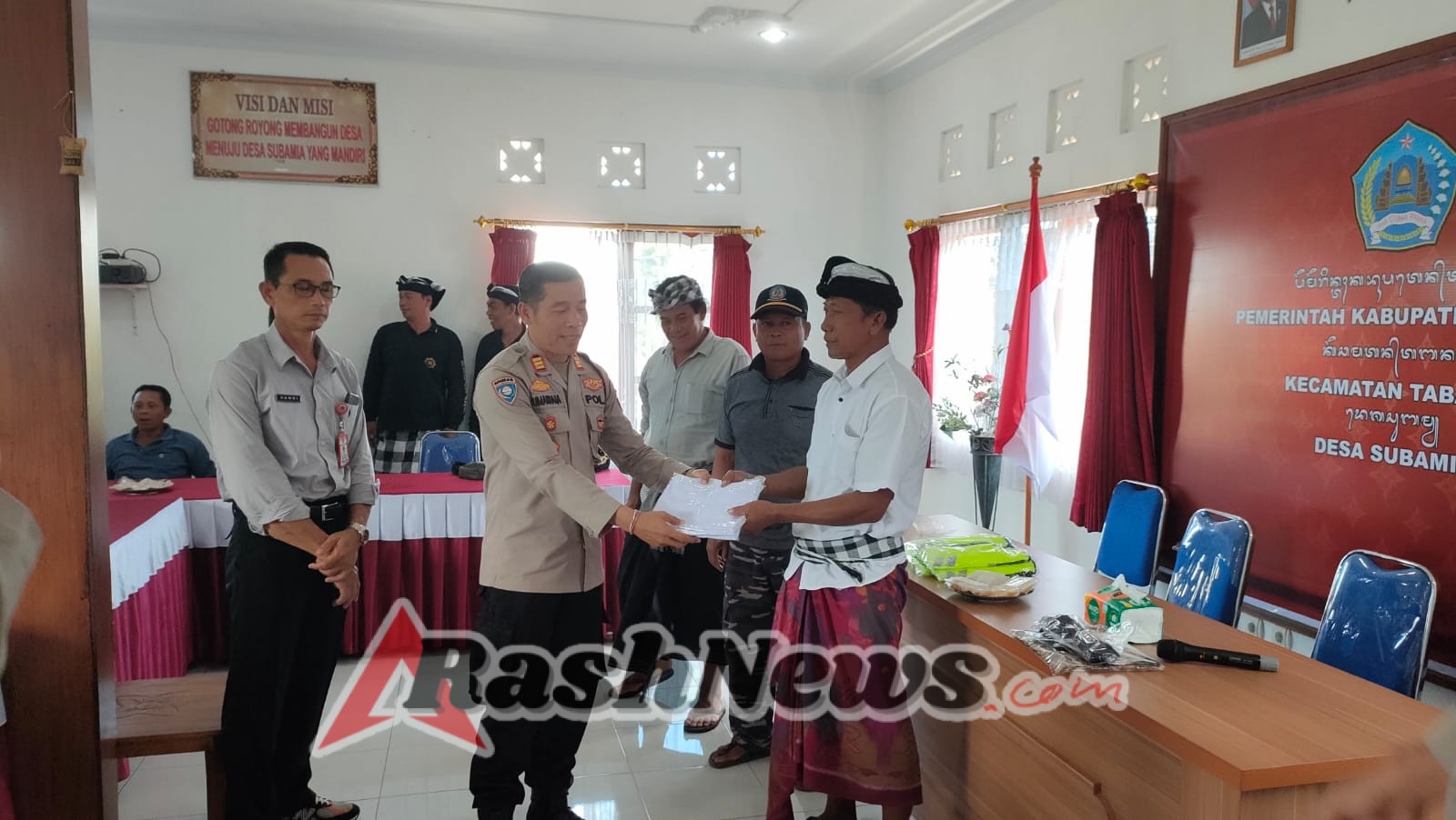 Kasat Binmas Polres Tabanan Serahkan Sarana Kontak, Pererat Sinergi Polri dan Masyarakat Desa Subamia