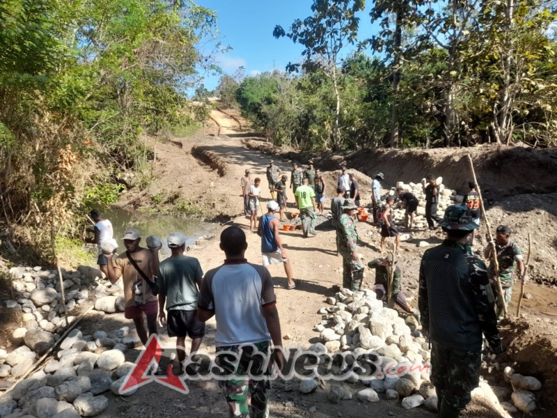 Antusiasme Warga Ikut Bantu TNI Kerjakan Sasaran Fisik Pada Program TMMD 125 Kodim Belu