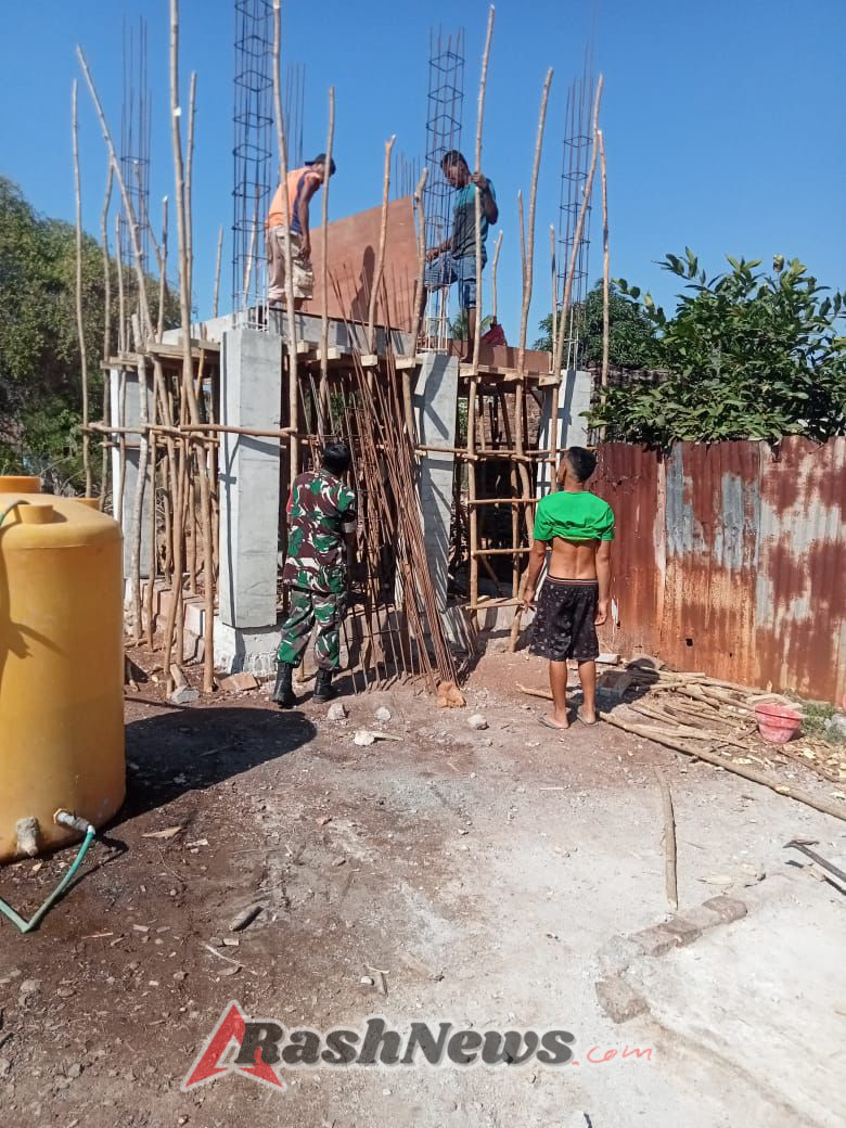 Dukung Akses Air Bersih, Babinsa Baranusa Awasi Pembangunan Tower Penampungan