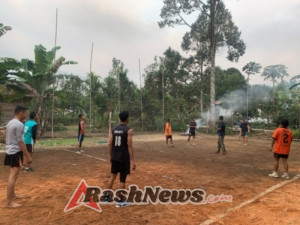 Main Voli, Momen Keakraban Satgas TMMD ke-123 Bersama Warga Bangun Rejo.