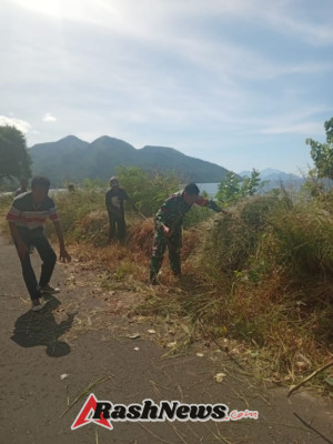 Babinsa Koramil 1624-05/Solor Gotong Royong Bersama Warga di Desa Lemanu