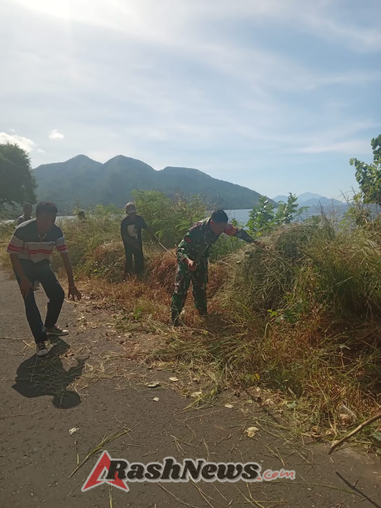 Babinsa Koramil 1624-05/Solor Gotong Royong Bersama Warga di Desa Lemanu