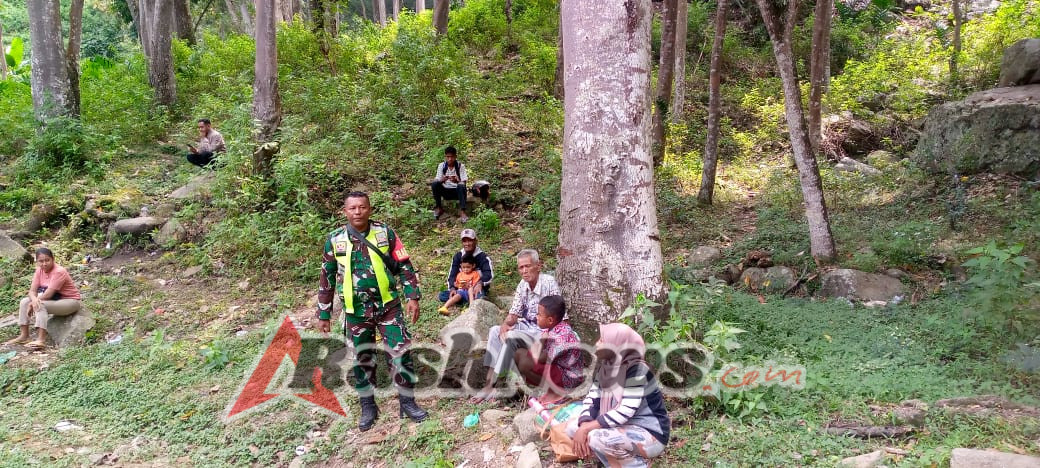 Tingkatkan Sinergi, Babinsa Kodim 1602/Ende Gelar Pamwil dan Komunikasi Sosial di Wolowaru