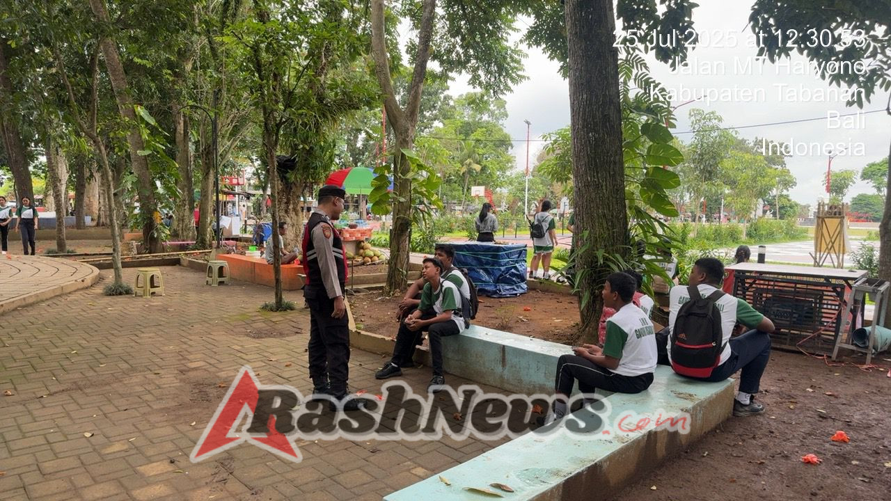 Polda Bali – Polres Tabanan – Humas Tabanan. Jumat, 25 Juli 2025. Guna menciptakan rasa aman dan mencegah potensi gangguan kamtibmas, Sat Samapta Polres Tabanan kembali menggelar kegiatan Patroli Jalan Kaki Kota Presisi di wilayah hukum Polres Tabanan. Kegiatan berlangsung Jumat siang (25/07) mulai pukul 12.30 hingga 14.00 WITA, dipimpin langsung oleh Kasat Samapta, AKP I Ketut Suaba, yang memberikan arahan kepada personel sebelum pelaksanaan patroli.  Dua personel yang ditugaskan, Brigpol Gus Putu Janarta Kori dan Bripda I Kadek Hernanda, menyisir tiga titik strategis dalam Beat I Patroli Presisi, yakni Lapangan Alit Saputra, Perumahan Jl. Tukad Yeh Empas, dan Terminal Pesiapan. Di setiap lokasi, mereka melaksanakan patroli jalan kaki, berdialog dengan masyarakat, serta menyampaikan imbauan kamtibmas, termasuk kewaspadaan terhadap kejahatan 3C (curat, curas, curanmor) dan penggunaan layanan darurat 110.  Kehadiran polisi yang humanis ini disambut baik oleh warga, yang merasa lebih aman dan nyaman dengan keberadaan patroli di lingkungan mereka. Selain memantau situasi, para petugas juga secara aktif memberikan pesan-pesan kewaspadaan kepada para pedagang, pekerja proyek, dan warga setempat guna membangun kesadaran kolektif dalam menjaga keamanan wilayah.  Seijin Kapolres Tabanan AKBP I Putu Bayu Pati, S.I.K., M.H.,melalui Kasat Samapta AKP I Ketut Suaba,mengatakan” Secara umum, kegiatan berjalan dengan tertib, lancar, dan situasi tetap kondusif. Patroli Jalan Kaki Kota Presisi menjadi salah satu langkah konkret Sat Samapta Polres Tabanan dalam menghadirkan Polri di tengah masyarakat sebagai pelindung, pengayom, dan pelayan publik yang responsif dan profesional.  Humas Polres Tabanan