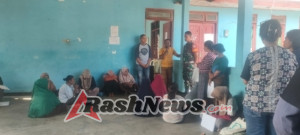 Babinsa Kodim 1602/Ende Aktif Jaga Keamanan Selama Penyaluran Bantuan Beras Pemerintah