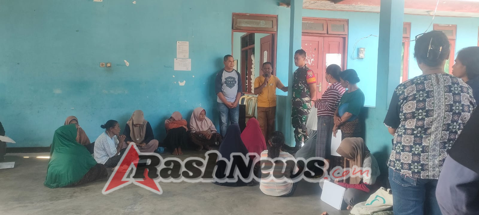 Babinsa Kodim 1602/Ende Aktif Jaga Keamanan Selama Penyaluran Bantuan Beras Pemerintah