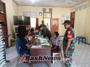 Babinsa Kodim 1602/Ende Jaga Keamanan Penyaluran Bantuan Beras di Kecamatan Ende Timur