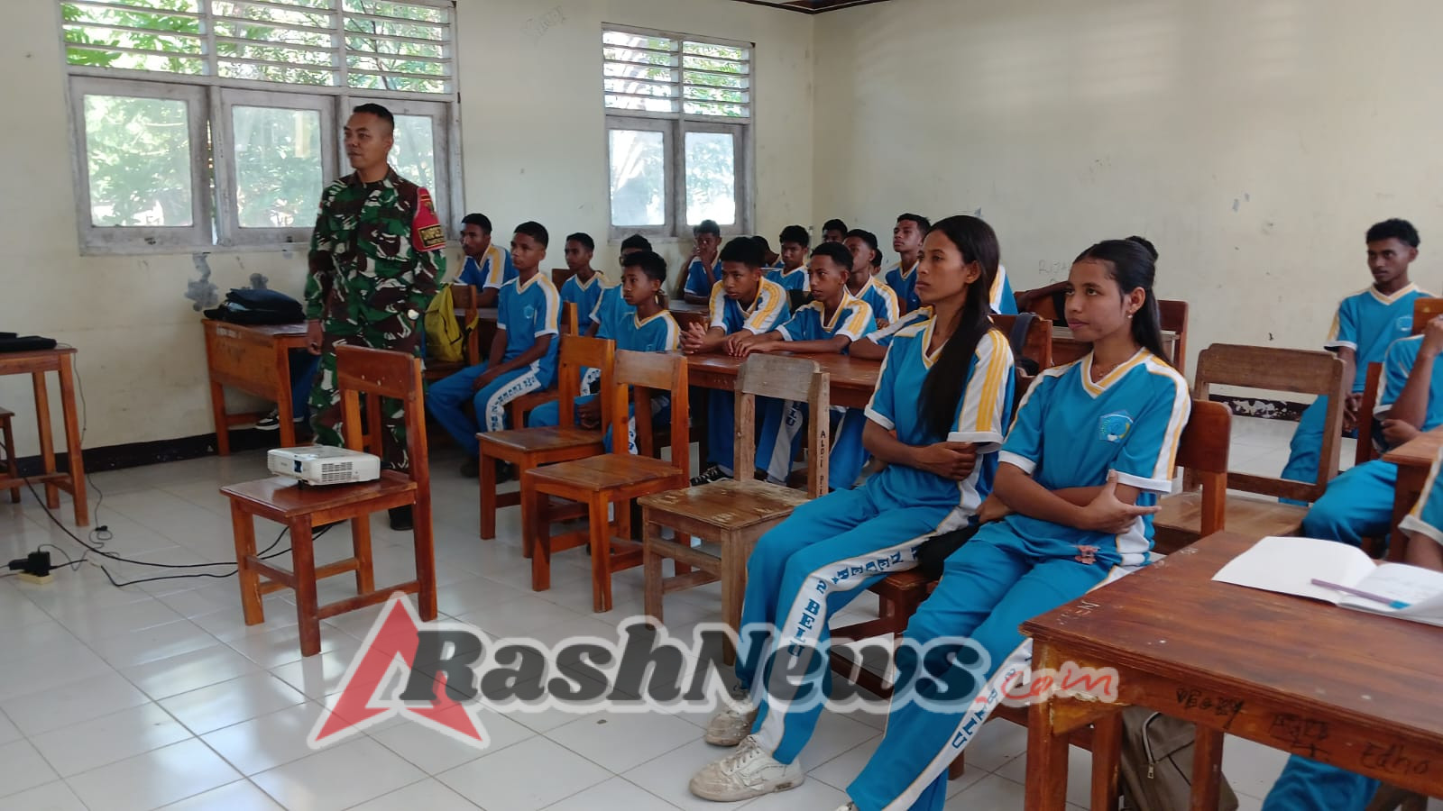 Satgas Pos Damar Peduli Generasi Muda Eengan Berikan Penyuluhan Bahaya Judi Online di SMA Perbatasan