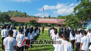 Babinsa Desa Tongo Dorong Semangat Cinta Tanah Air di Kalangan Pelajar