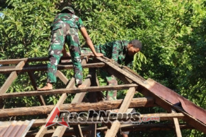 Personel TMMD 125 Alor Bongkar Atap Rumah Tak Layak Huni di Kiraman