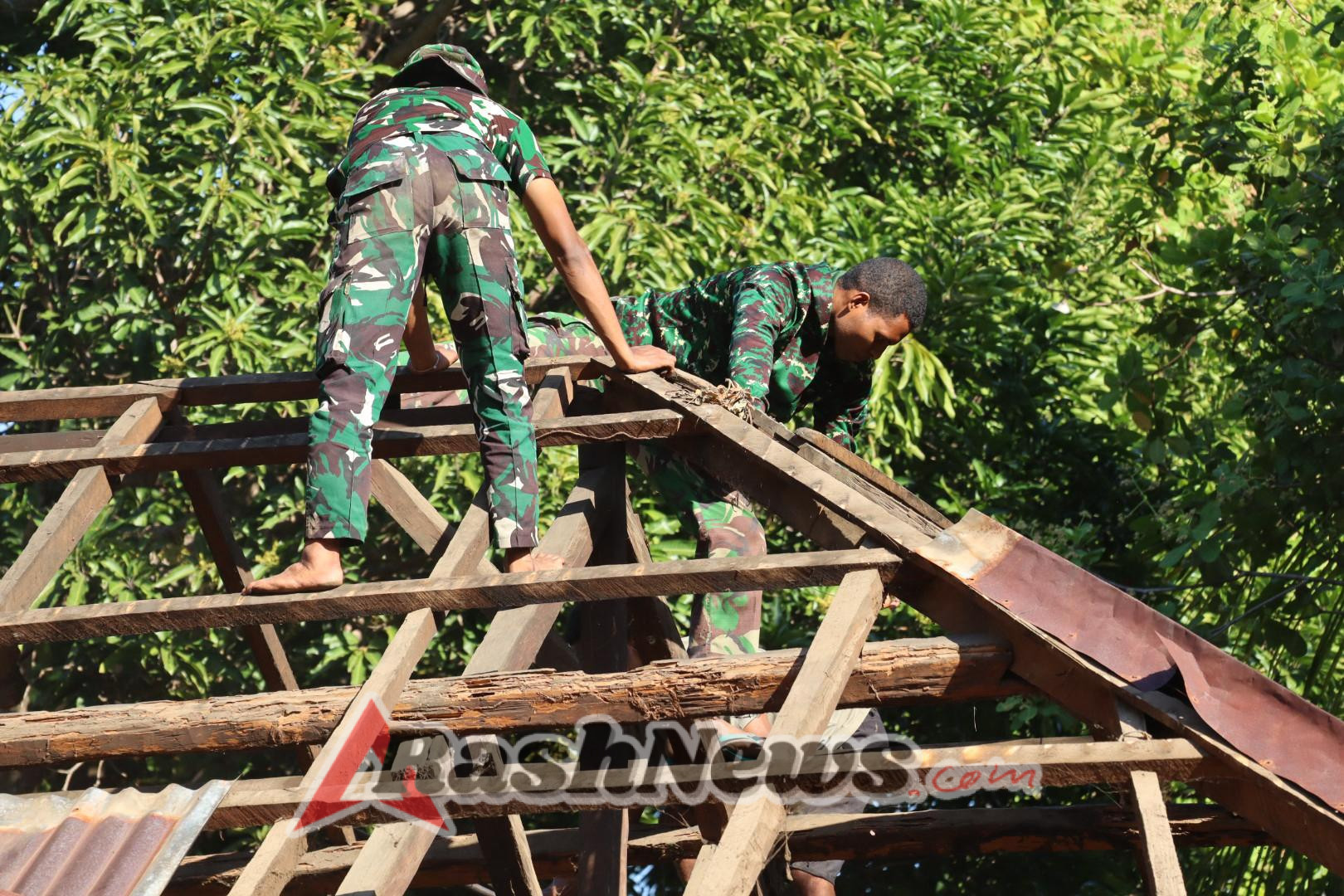 Personel TMMD 125 Alor Bongkar Atap Rumah Tak Layak Huni di Kiraman