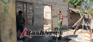 TNI Peduli, Babinsa Bantu Plester Dinding Rumah Warga Binaan