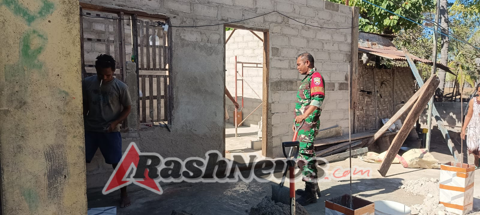 TNI Peduli, Babinsa Bantu Plester Dinding Rumah Warga Binaan