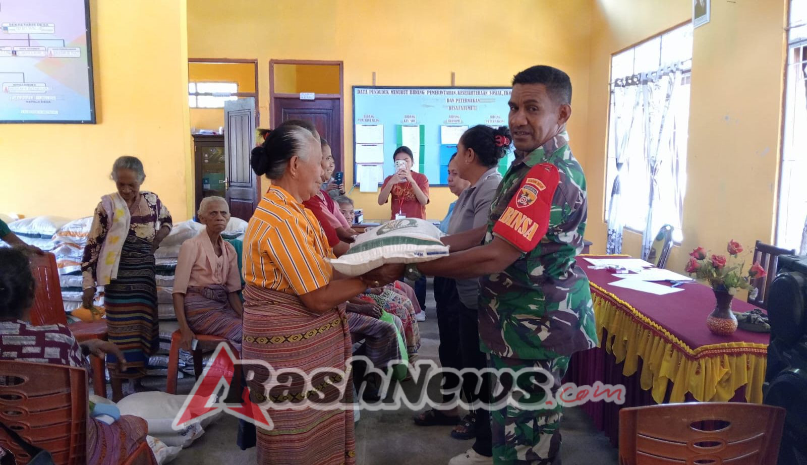 Penyaluran Bantua Pangan, Babinsa Hadir sebagai Garda Kepercayaan