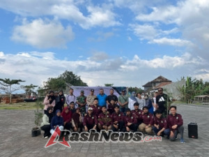 Jaga Kelestarian Dan Ekosistem Pesisir Pantai, Reboisasi Mahasiswa KKN Universitas Imam Syafi’i Didampingi Babinsa Kampung Kusamba