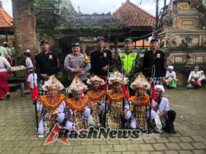 Bhabinkamtibmas Desa Singakerta Bersama Babinsa dan Pecalang Atensi Giat Nyenuk di Desa Adat Tunon
