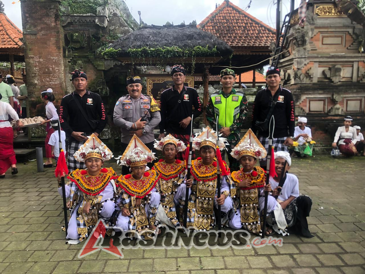 Bhabinkamtibmas Desa Singakerta Bersama Babinsa dan Pecalang Atensi Giat Nyenuk di Desa Adat Tunon