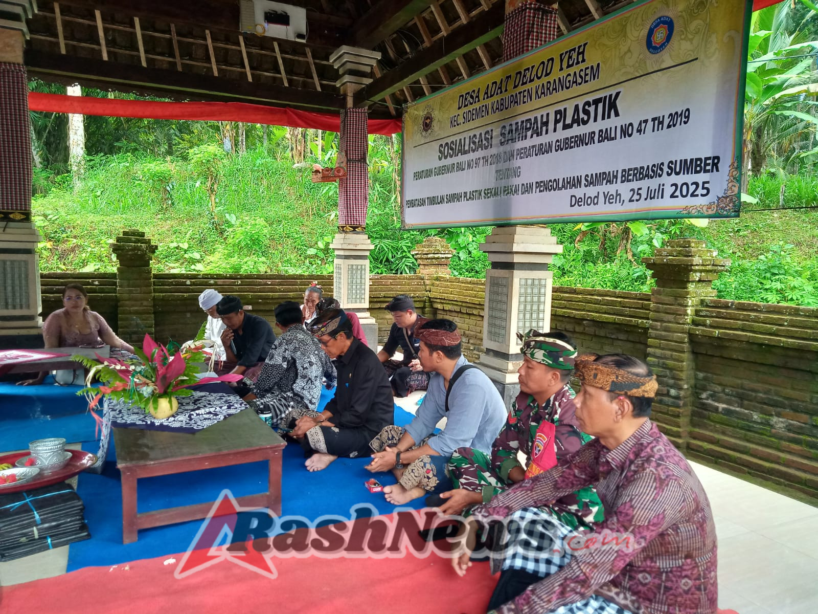 Babinsa Desa Talibeng himbauan warga budayakan memilah sampah plastik dan sampah organik.
