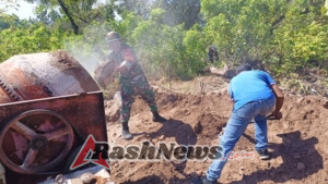Babinsa Omesuri Bantu Warga Bangun Rumah, Tegaskan Pentingnya Gotong Royong