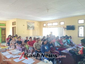 Dampingi Warga Desa Bea Kondo, Babinsa Koramil 1612-07/Satar Mese Siaga Kawal Penyaluran Bantuan Pangan 2025