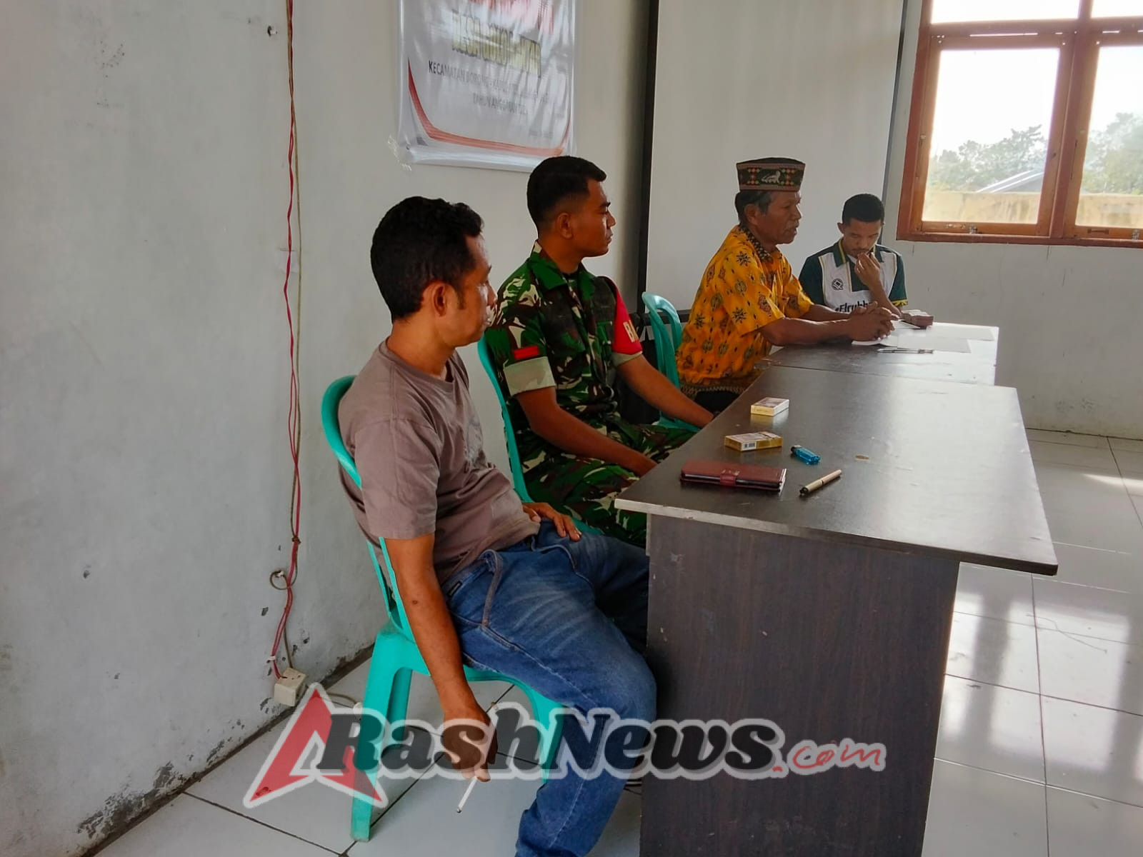 Babinsa Koramil 1612-04/Borong Jaga Ketertiban Penyaluran BLT di Manggarai Timur