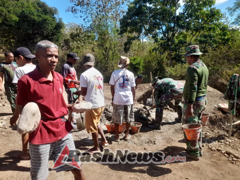 TNI dan Masyarakat Gencar Kerjakan Sasaran Fisik Pembangunan Jalan TMMD